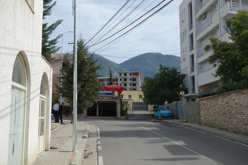 Promenaden upp till linbanestationen för Dajti Express, Tirana.