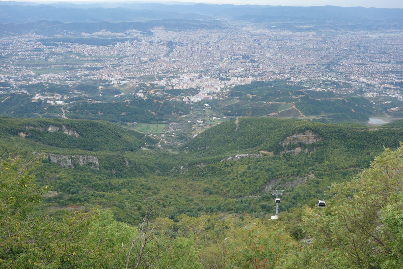 Vy från linbanestationen över Tirana.