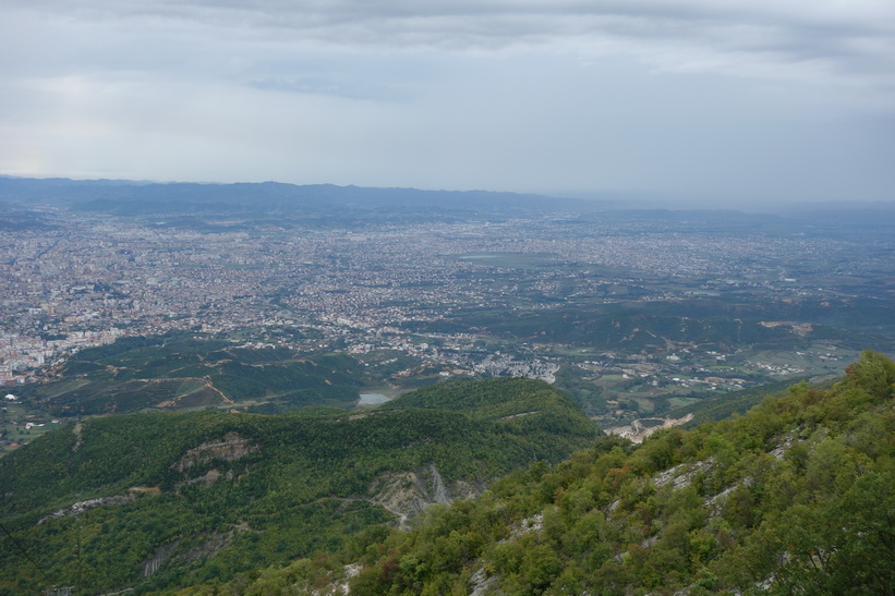 Vy från linbanestationen över Tirana.