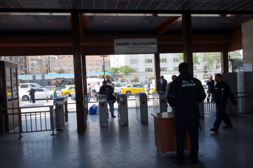 Stationen i Eminönü för färjor till stadsdelen Kadiköy på den asiatiska sidan av Istanbul.