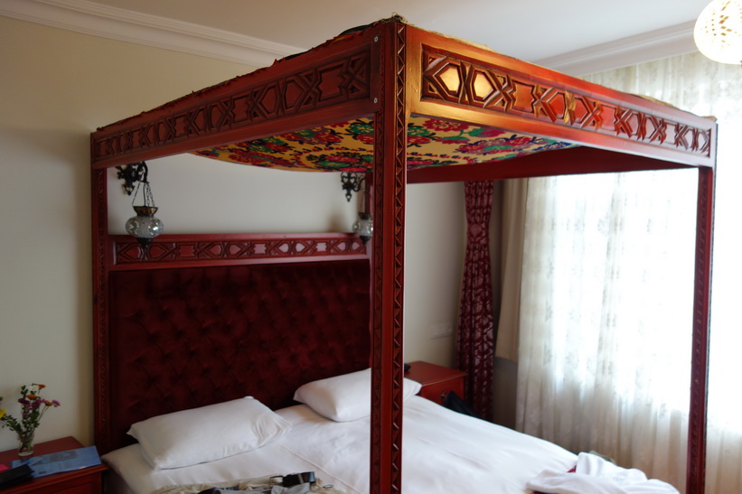 Sängen i mitt rum på Marmara guesthouse i Sultanahmet, Istanbul.