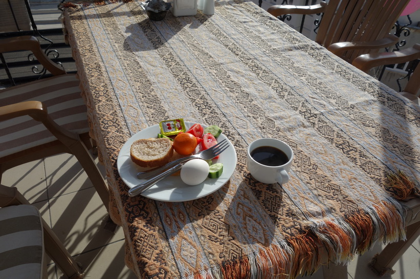 Frukosten är viktig. För att orka med all sightseeing får man ta några såna här vändor, Marmara guesthouse, Istanbul.