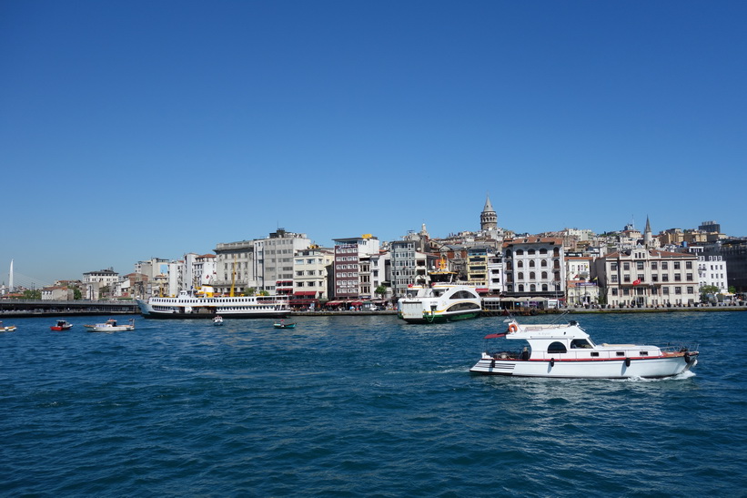 På båten vid kajen i Emınönü i väntan på avgång för Bosporen-tur. I bild färjelägret Karaköy, Istanbul.