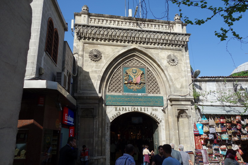 En av entréerna till mäktiga Grand Bazaar, Istanbul.