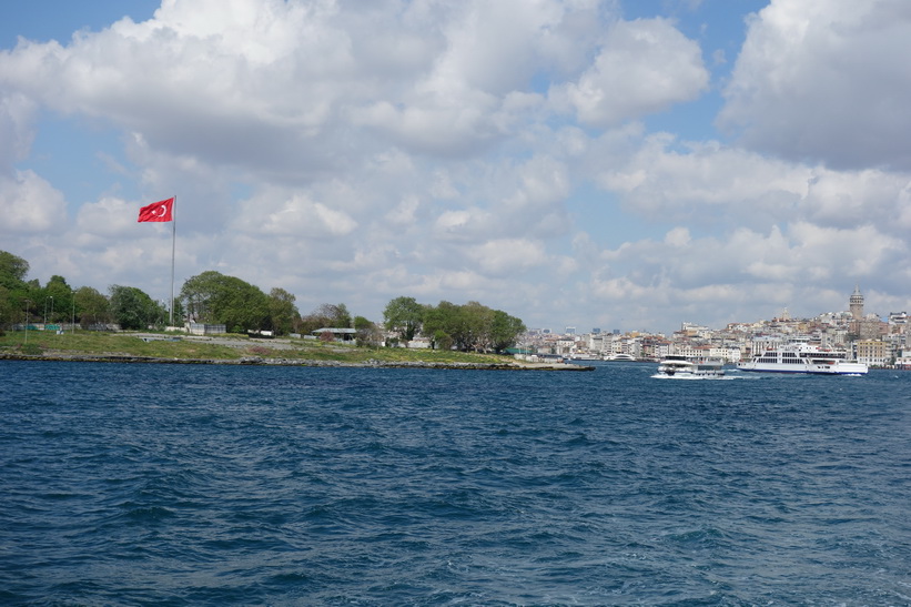 Färjan till Kadiköy passerar spetsen av den halvö som tillhör stadsdelen Fatih där jag bor, Istanbul.