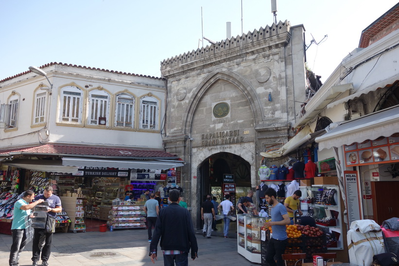 En av entréerna till mäktiga Grand Bazaar, Istanbul.