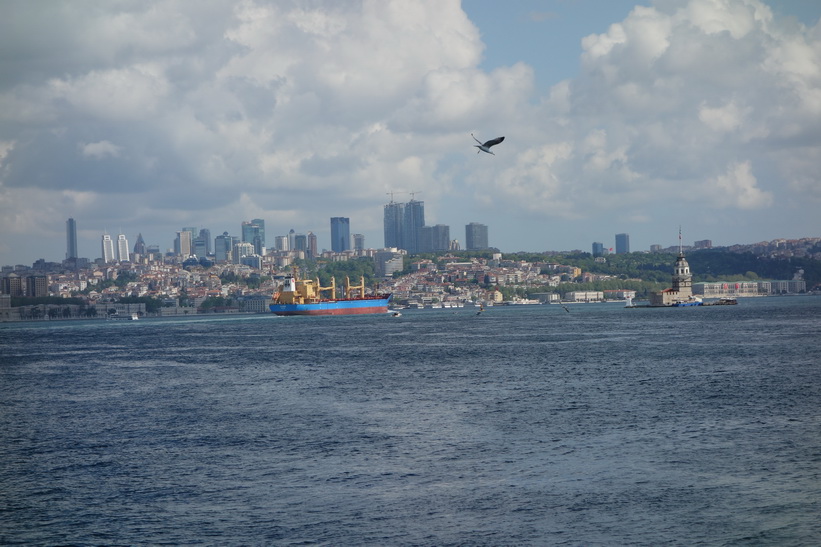 Till höger i bild syns Leandertornet på den lilla ön i Bosporen utanför stadsdelen Üsküdar, Istanbul.