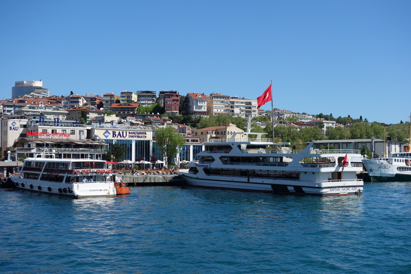 Färjeterminal och Bahçeşehir Üniversitesi, centrala Istanbul.