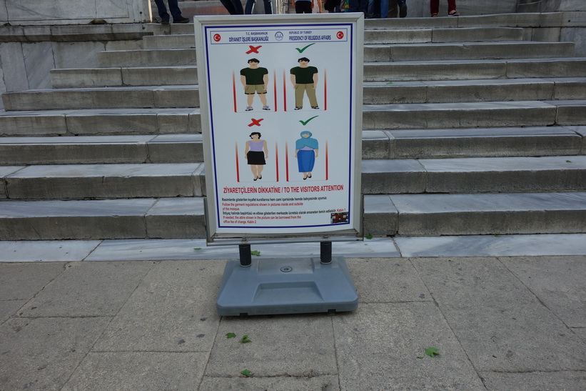 Skylt som visar hur man inte får och får vara klädd för att besöka moskén, Blå Moskén, Istanbul.