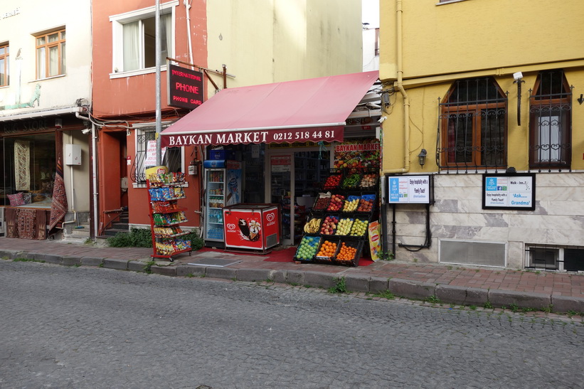 Affären i närheten av mitt boende, där jag handlar vatten och frukt, Sultanahmet, Istanbul.