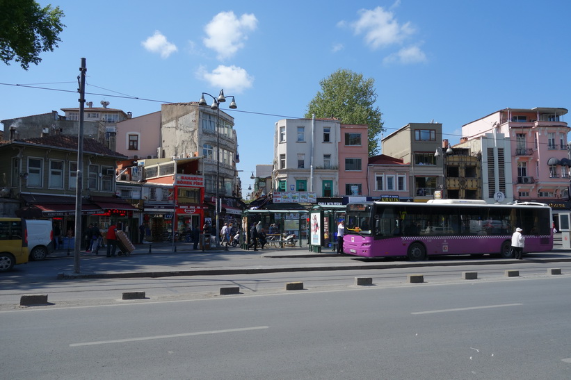 Gatuscen längs gatan Söğütlüçeşme i Kadiköy, Istanbul.