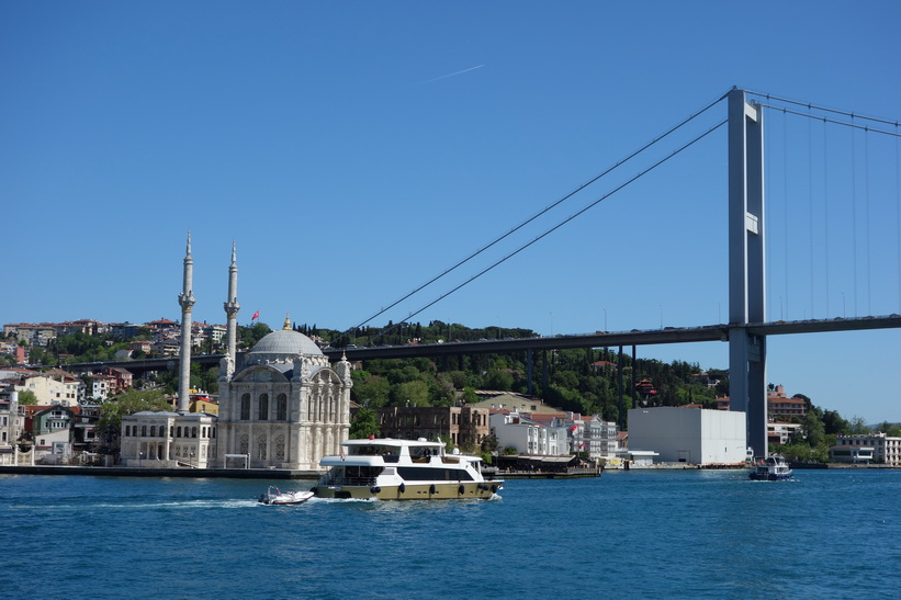 Ortaköy-moskén vid Bosporenbron, Bosporen-turen, Istanbul.