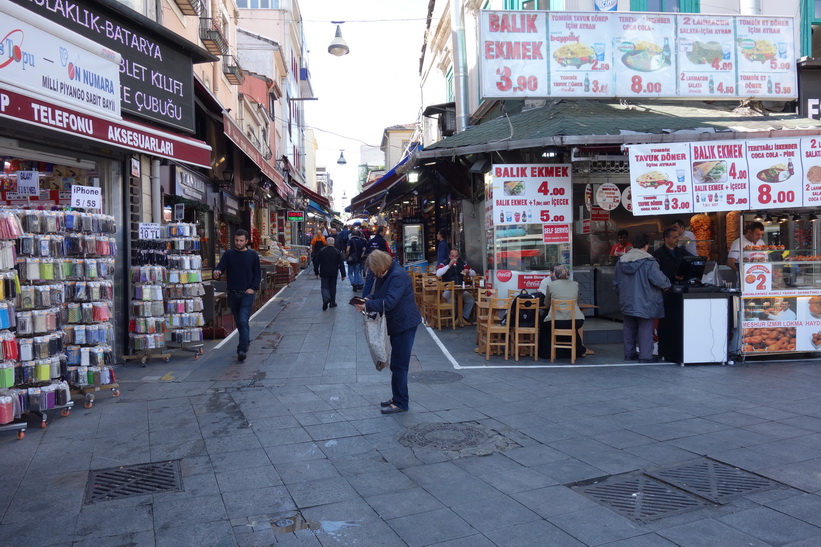 Norra entrén till gatan Güneşli Bahçe i centrala Kadiköy, Istanbul.