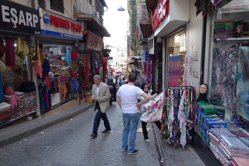 Gatuscen längs en av gränderna i anslutning till Grand Bazaar, Istanbul.