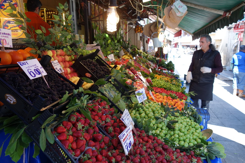 Frukt- och grönsakshandlare längs gatan Güneşli Bahçe i centrala Kadiköy, Istanbul.