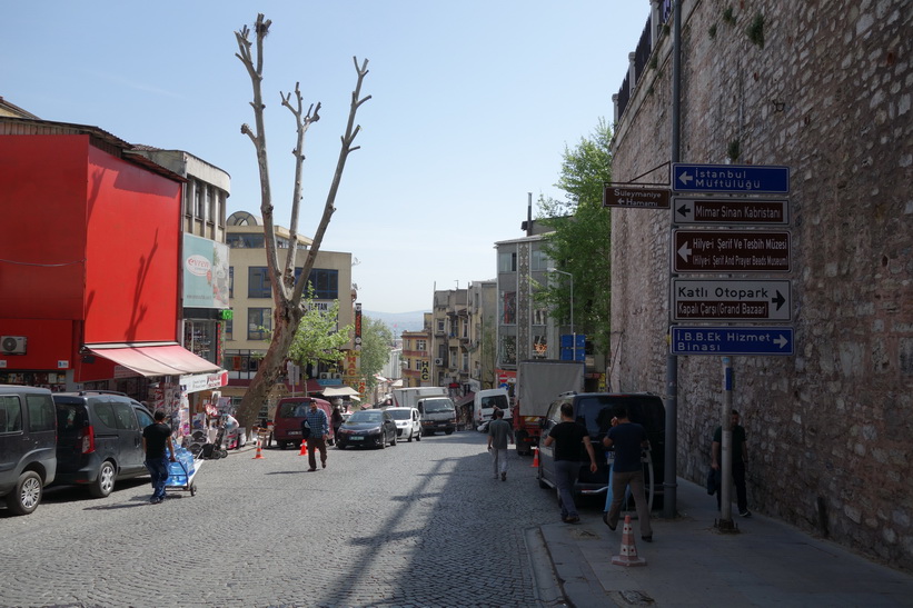 Gatuscen på promenaden upp till Süleymaniyemoskén, Istanbul.