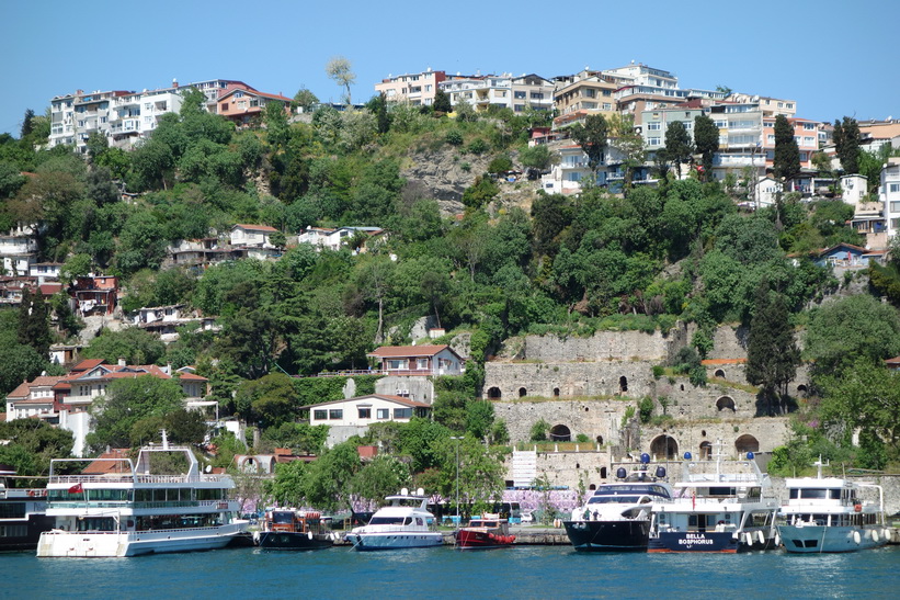 De välbeställdas hus och båtar i perfekt läge vid Bosporen, Bosporen-turen, Istanbul.