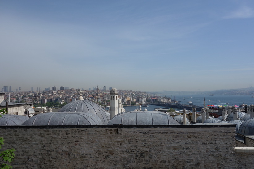 Utsikten från trädgården som tillhör Süleymaniyemoskén, Istanbul.