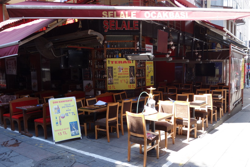 Restaurang längs gatan Güneşli Bahçe i centrala Kadiköy, Istanbul.