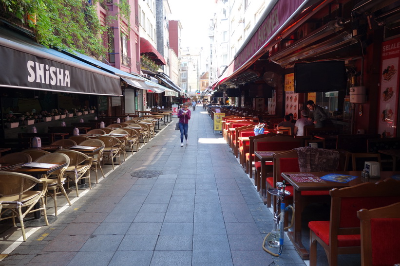 Gatuscen längs Güneşli Bahçe i centrala Kadiköy, Istanbul.