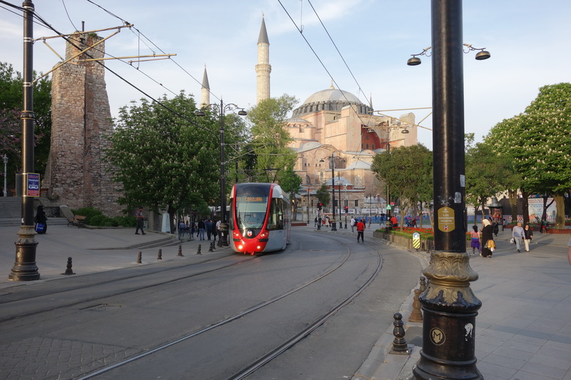 Spårvagn på linje T1 med världsberömda Hagia Sophia i bakgrunden, Sultanahmet, Istanbul.