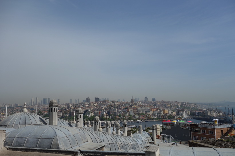 Utsikten från trädgården som tillhör Süleymaniyemoskén, Istanbul.