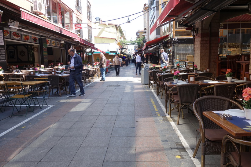 Gatuscen längs Güneşli Bahçe i centrala Kadiköy, Istanbul.