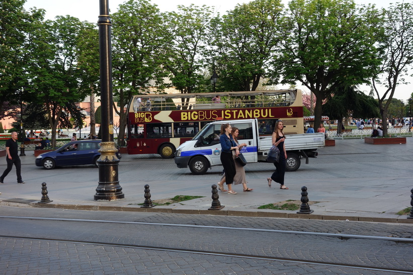 Turistbuss vid Sultanahmet park, Sultanahmet, Istanbul.