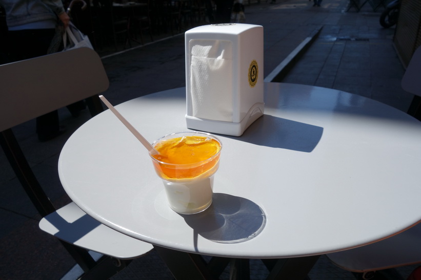 Ett måste. Yoghurt och honung på Honeyci i centrala Kadiköy, Istanbul.