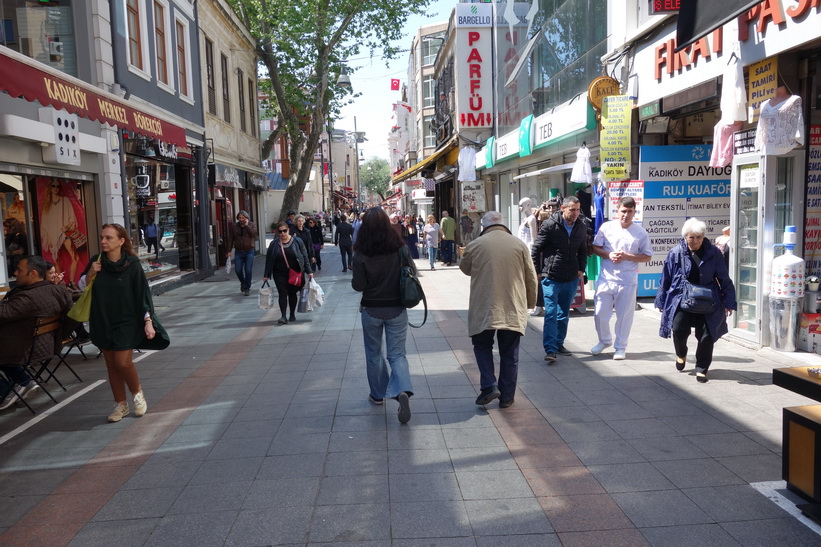 Gatuscen i centrala Kadiköy, Istanbul.