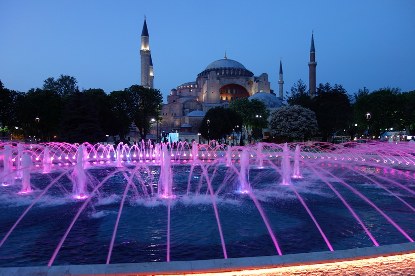 Världsberömda Hagia Sophia i skymning, Sultanahmet, Istanbul.