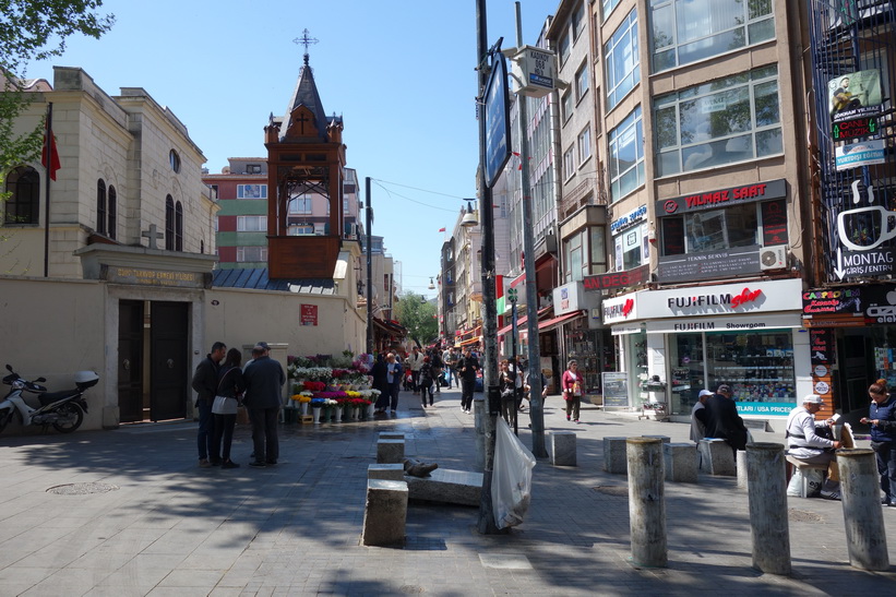 Gatuscen i centrala Kadiköy, Istanbul.