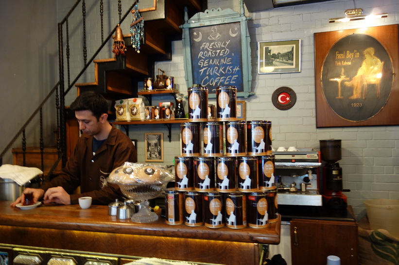 Ett måste. En kaffe på Fazil Bey's Turkish Coffee, Kadiköy, Istanbul.