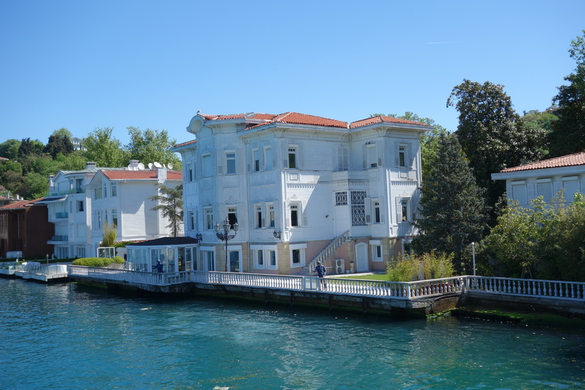 Fantastiska hus vid Bosporens strand på den asiatiska sidan, Istanbul.