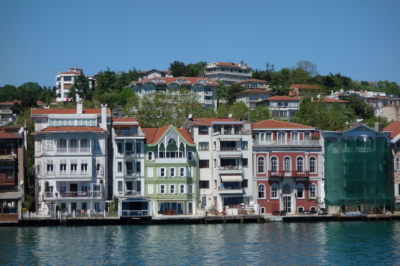 Fantastiska hus vid Bosporens strand på den asiatiska sidan, Istanbul.