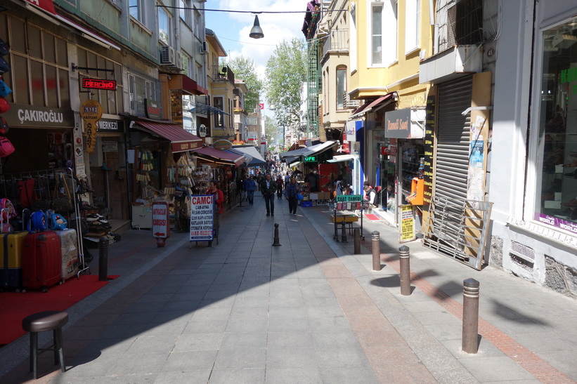 Gatuscen i centrala Kadiköy, Istanbul.