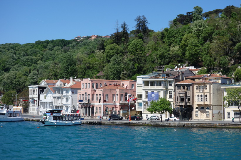 Fantastiska hus vid Bosporens strand på den asiatiska sidan, Istanbul.