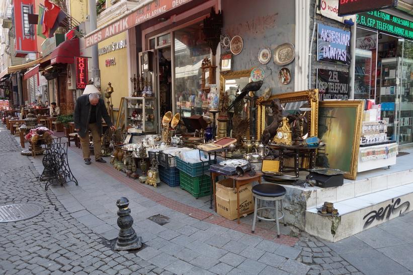 Antikviteter till salu i centrala Kadiköy, Istanbul.