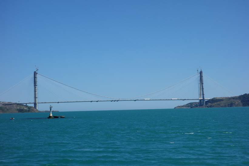 Den tredje Bosporen-bron under konstruktion med Svarta havet i bakom, Istanbul.