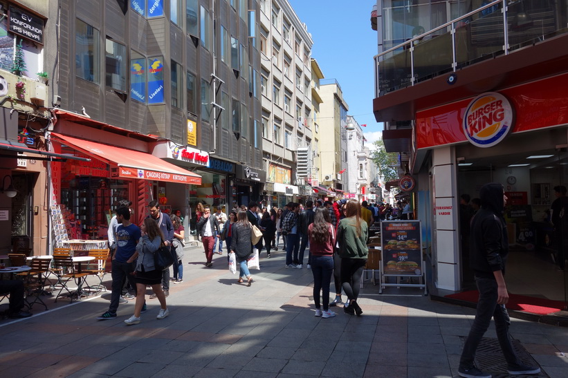Gatuscen i centrala Kadiköy, Istanbul.