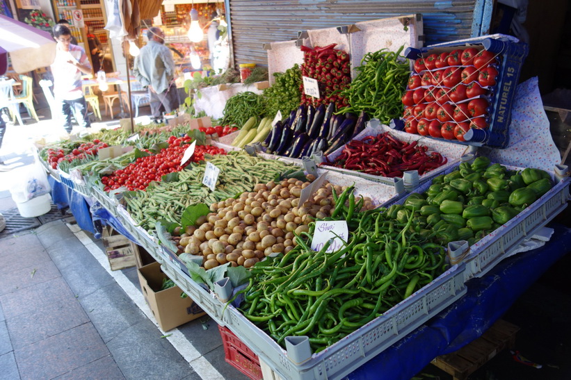 Grönsaksstånd i centrala Kadiköy, Istanbul.