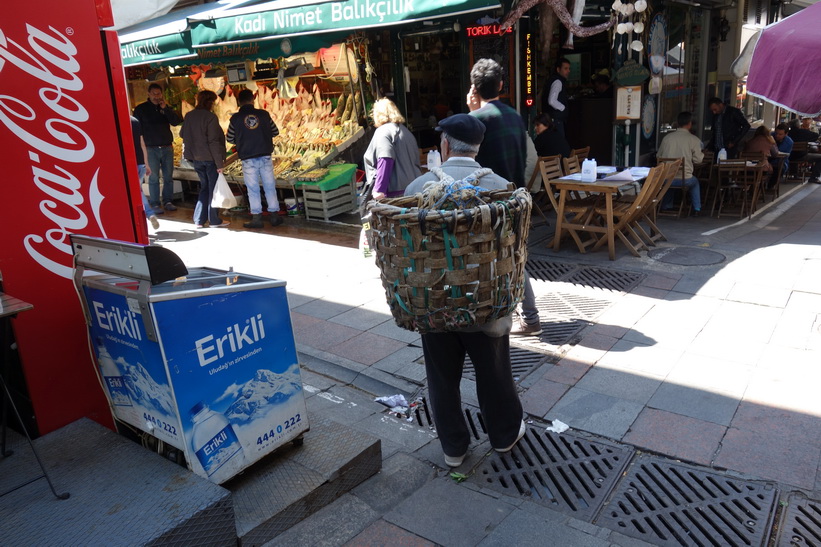 Gatuscen i centrala Kadiköy, Istanbul.