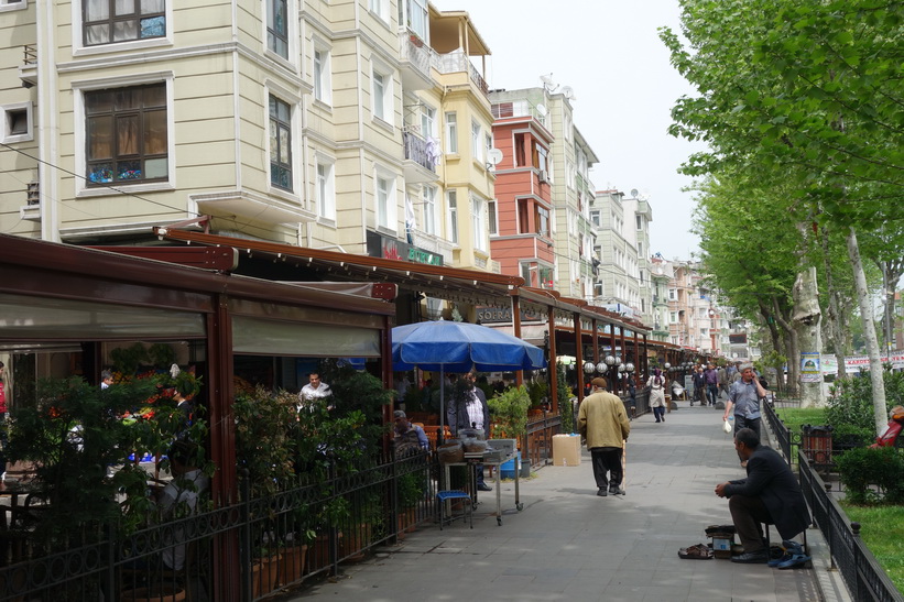 Restauranger längs gatan İtfaiye Caddesi, Istanbul.