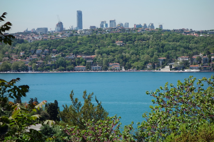 Utsikten över Bosporen mot den europeiska sidan från Khedive Palace (Hidiv Kasri), Istanbul.