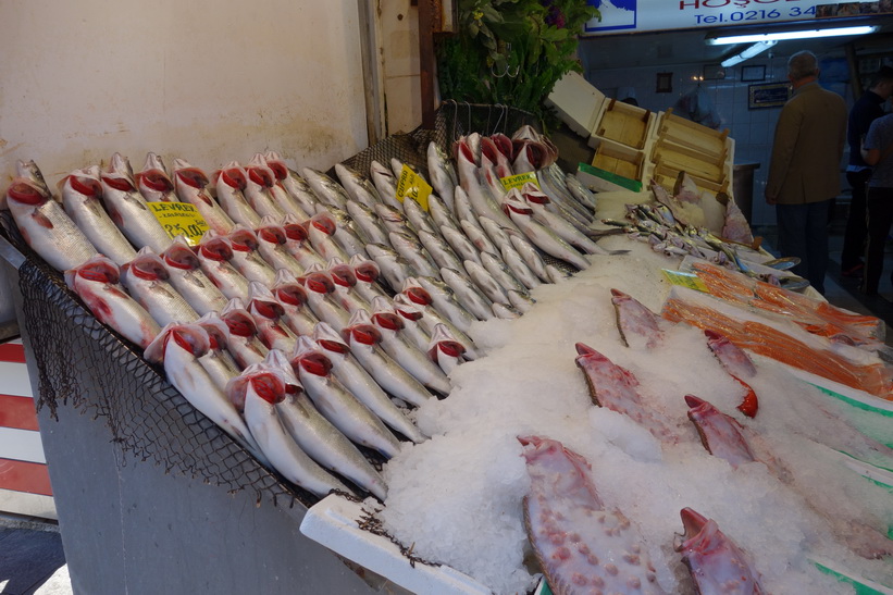 Fiskförsäljning i centrala Kadiköy, Istanbul.