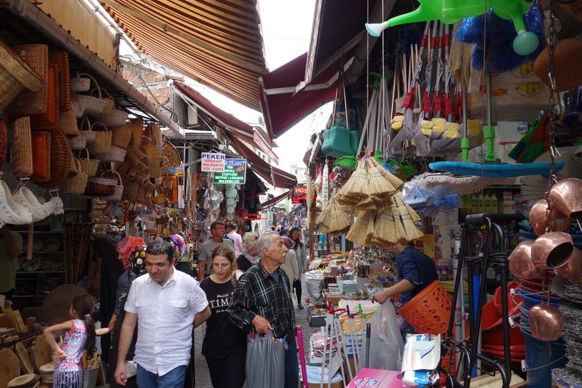 Gatuscen i stadsdelen Tahtakale, Istanbul.