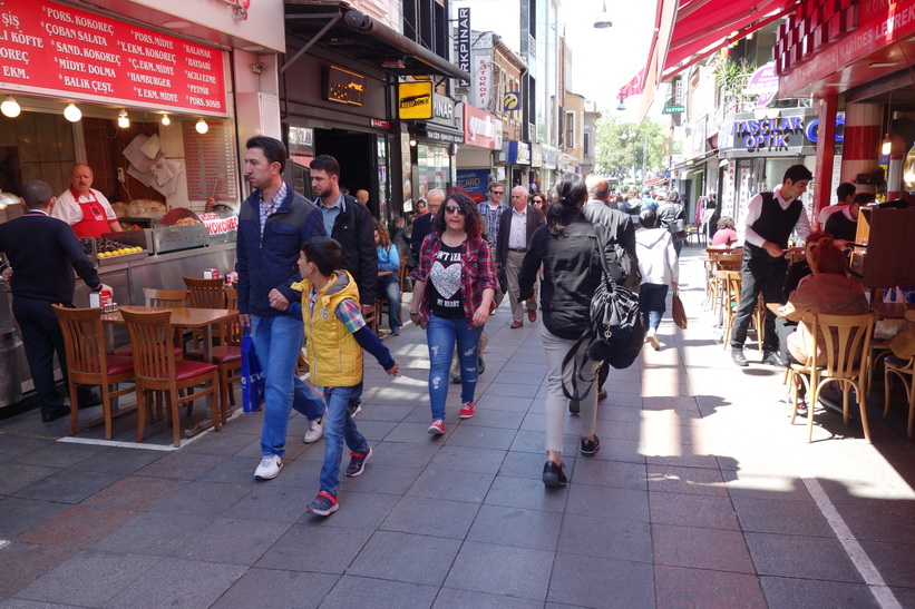 Gatuscen i centrala Kadiköy, Istanbul.