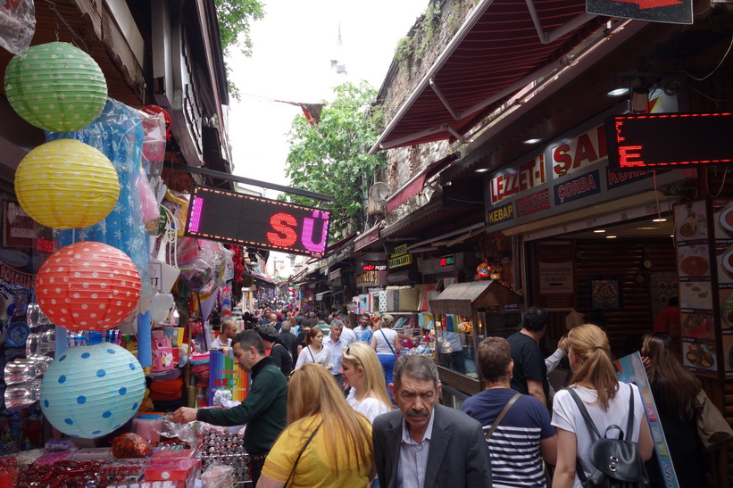 Gatuscen i stadsdelen Tahtakale, Istanbul.