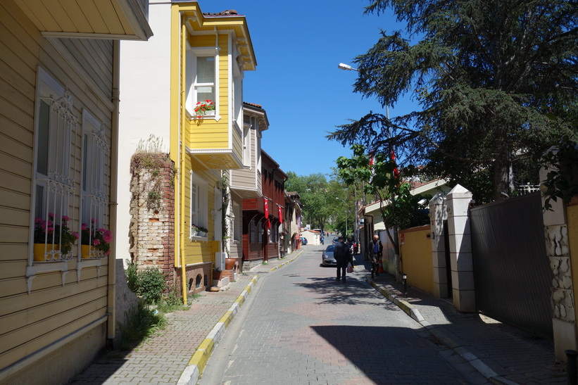 Gatuscen i Kanlica vid promenaden ner från Khedive Palace (Hidiv Kasri), Istanbul.