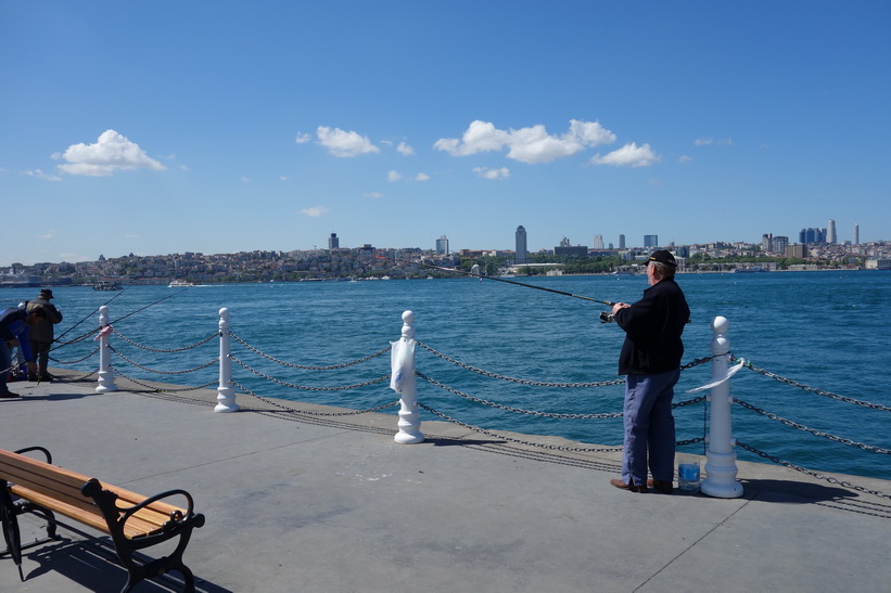 Fiske vid färjeterminalen i Üsküdar, Istanbul.